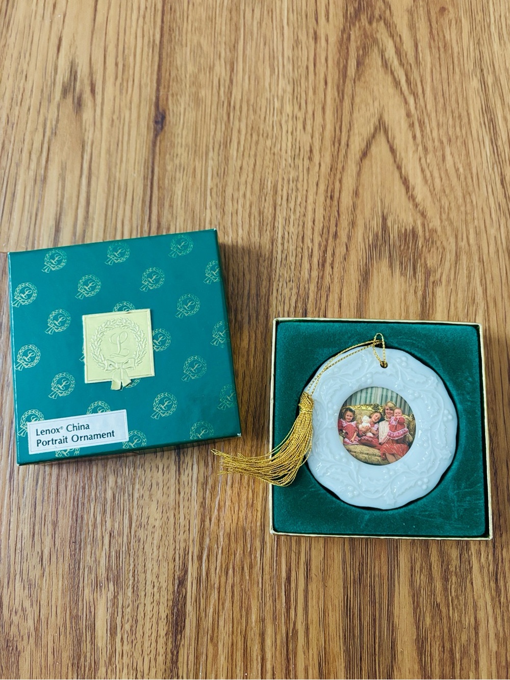 Gently used, LENOX White Porcelain Portrait Holiday Ornament 🤍🎄